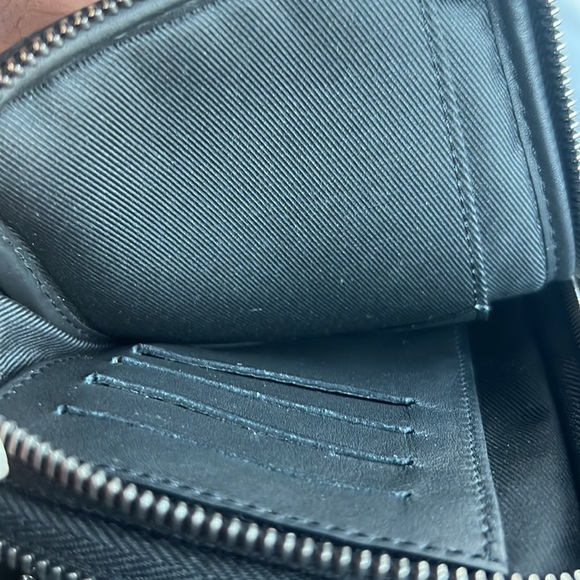 Louis Vuitton - Picture 3 of 4